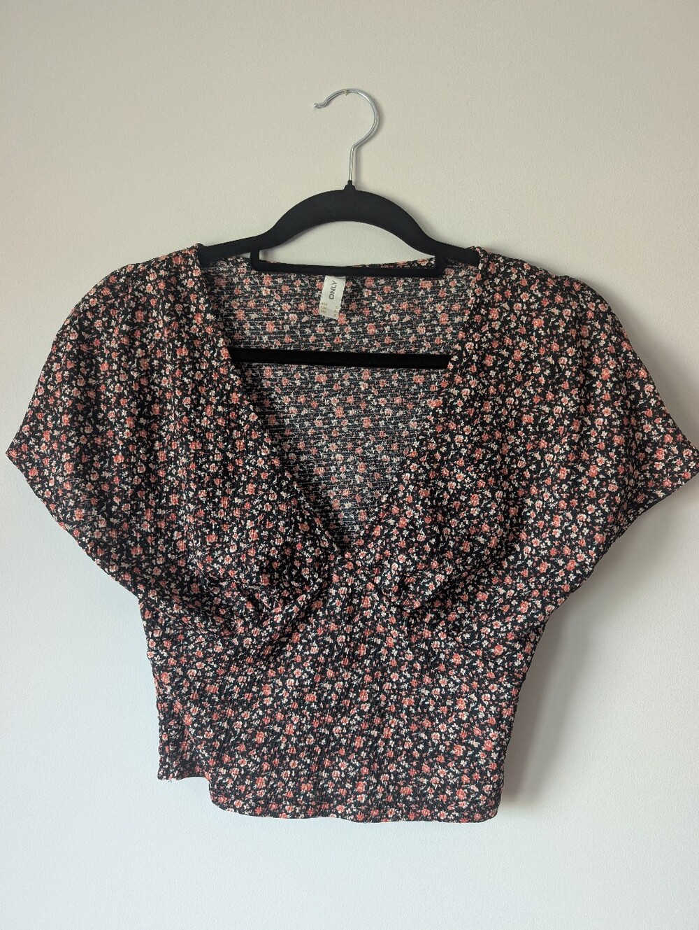 ONLY Small Floral V-Neck Short Sleeve Top